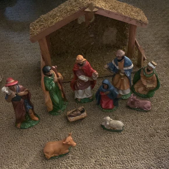 11 piece Porcelain Nativity Set - Picture 6 of 15